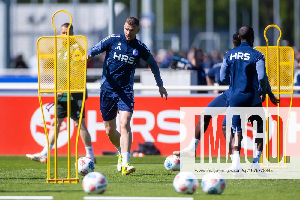 Football, Training of FC Schalke 04 Edin Dzeko FC Schalke 04 Gelsenkirchen Training ground FC Schalke 04 NRW Germany xRHR PHOTO YYx