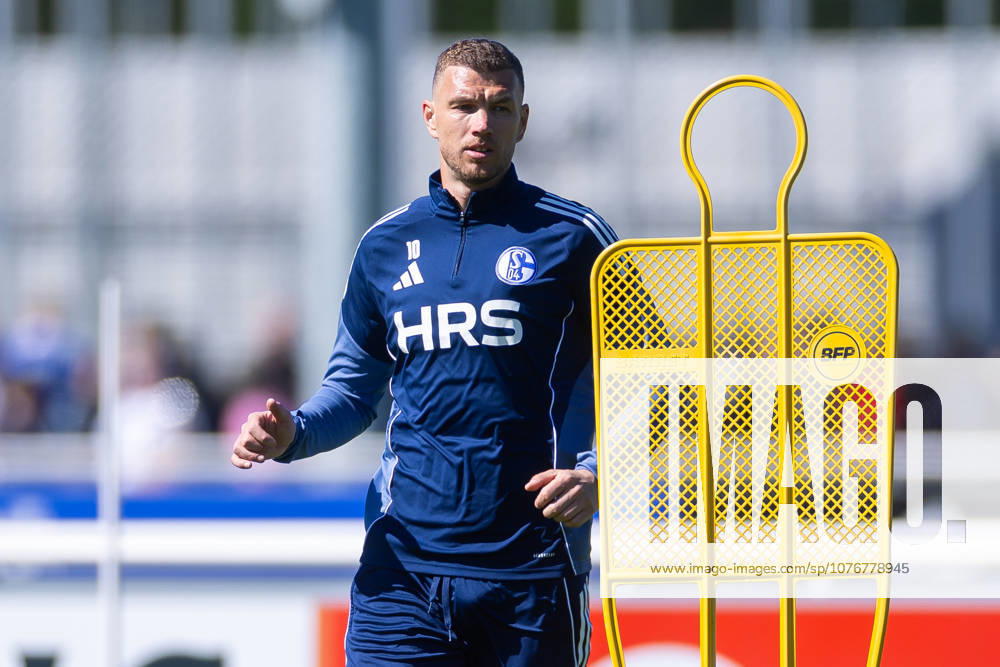 Football, Training of FC Schalke 04 Edin Dzeko FC Schalke 04 Gelsenkirchen Training ground FC Schalke 04 NRW Germany xRHR PHOTO YYx