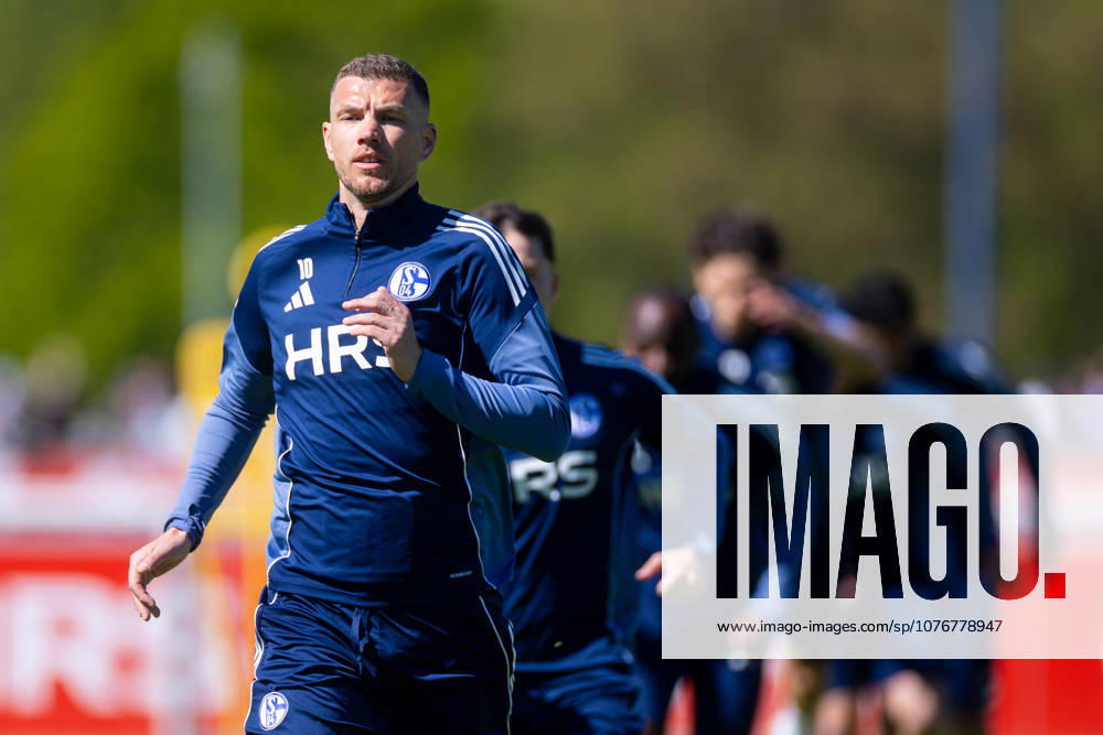 Football, Training of FC Schalke 04 Edin Dzeko FC Schalke 04 Gelsenkirchen Training ground FC Schalke 04 NRW Germany xRHR PHOTO YYx