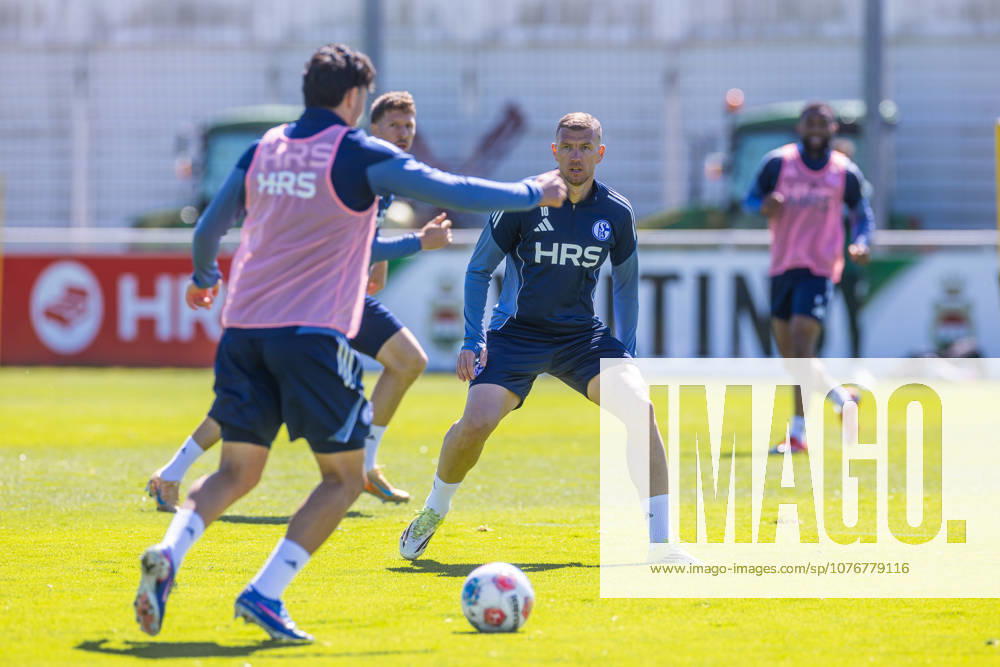 Football, Training of FC Schalke 04 Edin Dzeko FC Schalke 04 in duel Gelsenkirchen Training ground FC Schalke 04 NRW Germany xRHR PHOTO YYx