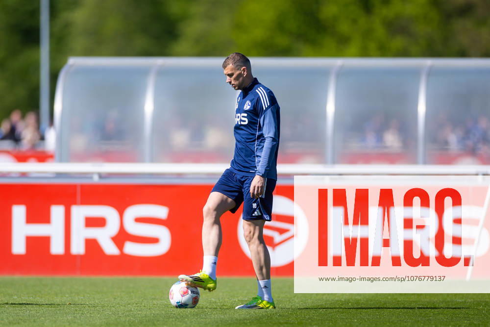 Football, Training of FC Schalke 04 Edin Dzeko FC Schalke 04 Gelsenkirchen Training ground FC Schalke 04 NRW Germany xRHR PHOTO YYx