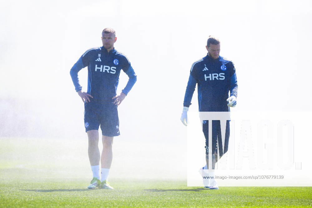 Football, Training of FC Schalke 04 v l Edin Dzeko FC Schalke 04 Goalkeeper Loris Karius FC Schalke 04 standing in the fog of the sprinkler system Gelsenkirchen Training ground FC Schalke 04 NRW Germany xRHR PHOTO YYx
