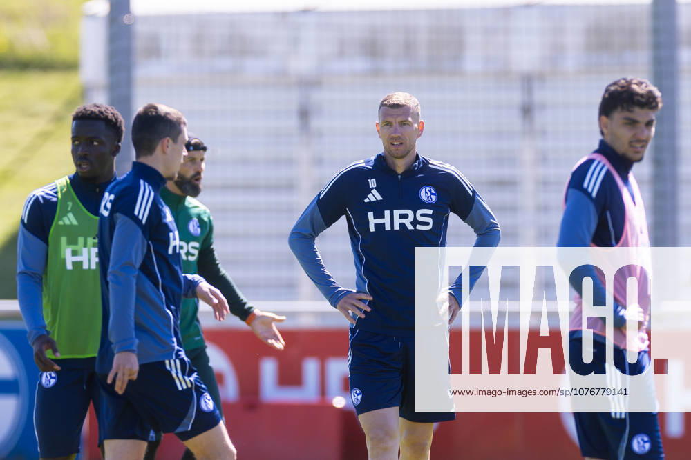 Football, Training of FC Schalke 04 Edin Dzeko FC Schalke 04 Gelsenkirchen Training ground FC Schalke 04 NRW Germany xRHR PHOTO YYx