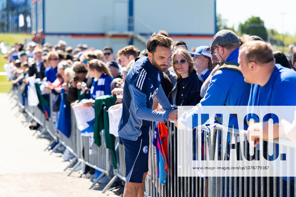 Football, Training of FC Schalke 04 Kenan Karaman FC Schalke 04 signs autographs Gelsenkirchen Training ground FC Schalke 04 NRW Germany xRHR PHOTO YYx