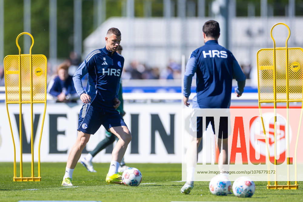 Football, Training of FC Schalke 04 Edin Dzeko FC Schalke 04 Gelsenkirchen Training ground FC Schalke 04 NRW Germany xRHR PHOTO YYx