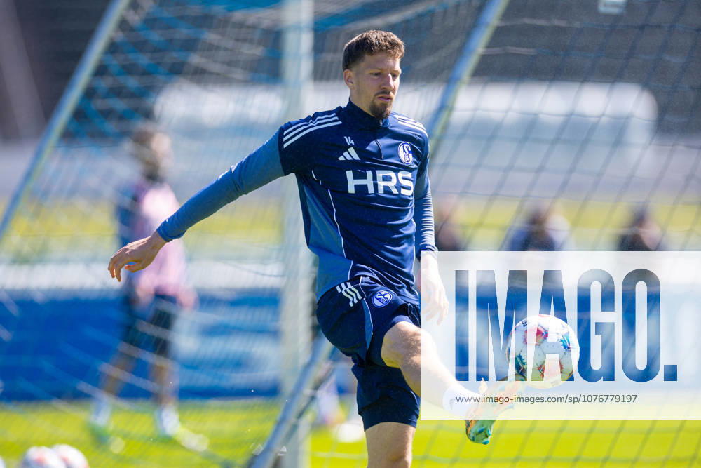 Football, Training of FC Schalke 04 Janik Bachmann FC Schalke 04 Gelsenkirchen Training ground FC Schalke 04 NRW Germany xRHR PHOTO YYx
