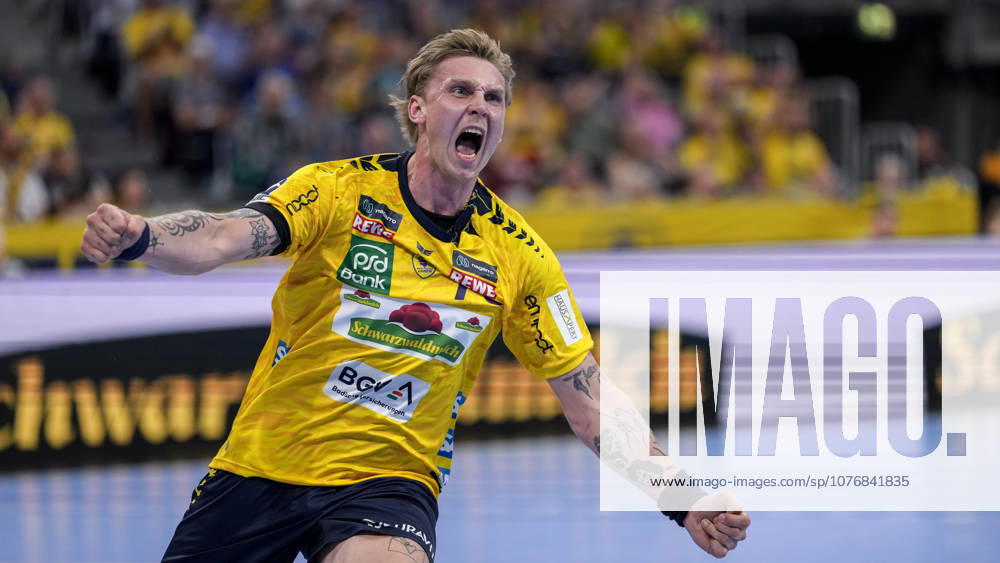Edwin Aspenbäck RNL, 78 , player of Rhein Neckar Löwen, celebrates a goal, cheering, jubilation, goal celebration, celebrate the goal, goal, celebration, cheers about the goal, rejoicing, joy, rejoices, optimistic, positive, game scene, highlight, single picture, single photo, action, action, 01 05 2026, Mannheim Germany , Handball, Bundesliga, Rhein Neckar Löwen MT Melsungen