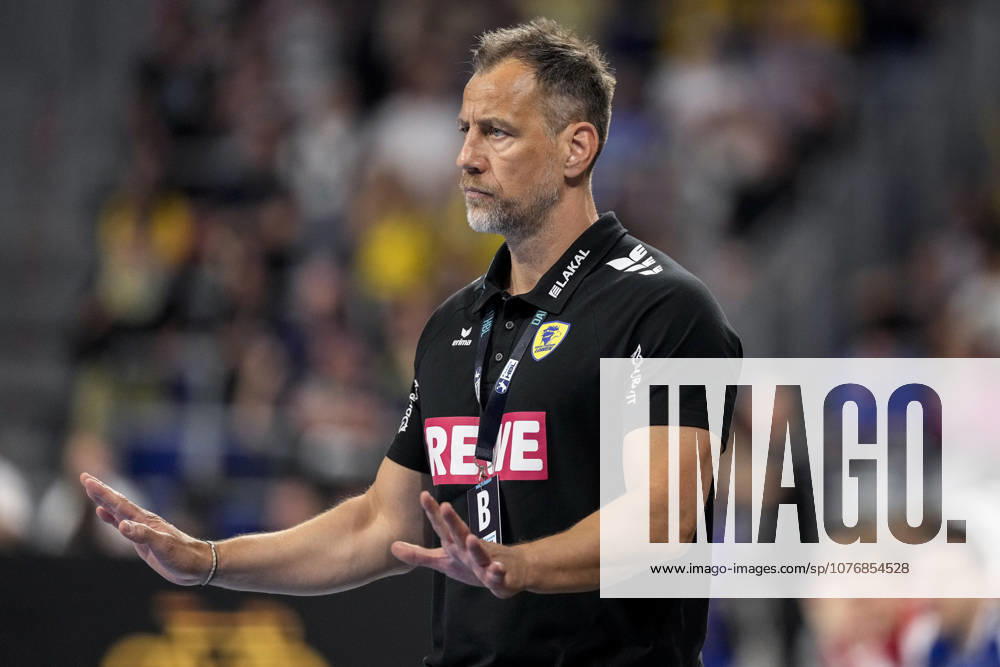 Maik Machulla coach, head coach, RNL , gives instructions, gestures, gesticulates with arms, single image, single photo, action, action, 01 05 2026, Mannheim Germany , Handball, Bundesliga, Rhein Neckar Löwen MT Melsungen