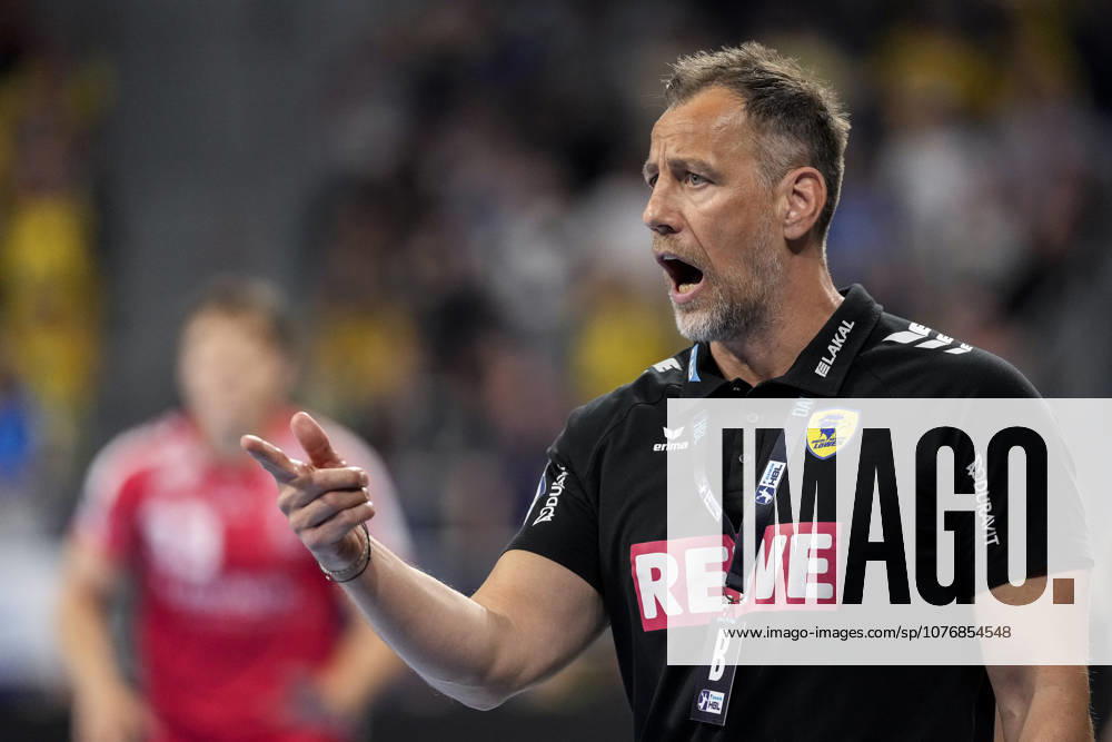 Maik Machulla coach, head coach, RNL , gives instructions, gestures, gesticulates with arms, single image, single photo, action, action, 01 05 2026, Mannheim Germany , Handball, Bundesliga, Rhein Neckar Löwen MT Melsungen