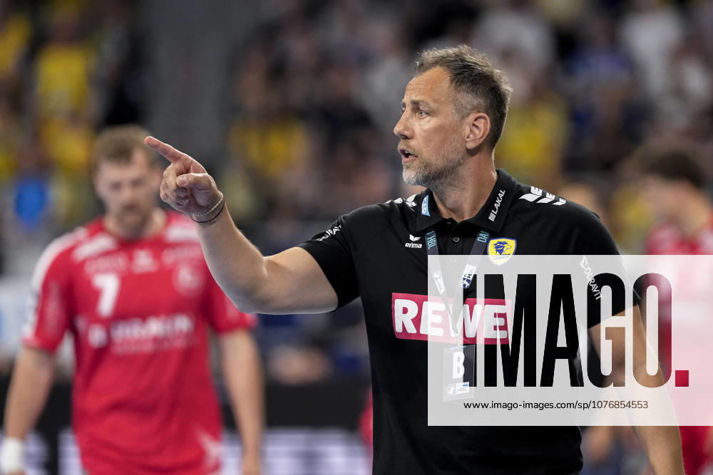 Maik Machulla coach, head coach, RNL , gives instructions, gestures, gesticulates with arms, single image, single photo, action, action, 01 05 2026, Mannheim Germany , Handball, Bundesliga, Rhein Neckar Löwen MT Melsungen