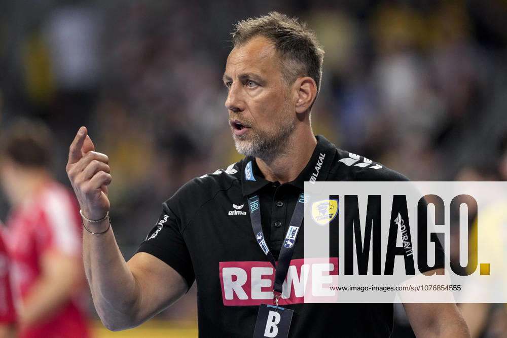 Maik Machulla coach, head coach, RNL , gives instructions, gestures, gesticulates with arms, single image, single photo, action, action, 01 05 2026, Mannheim Germany , Handball, Bundesliga, Rhein Neckar Löwen MT Melsungen
