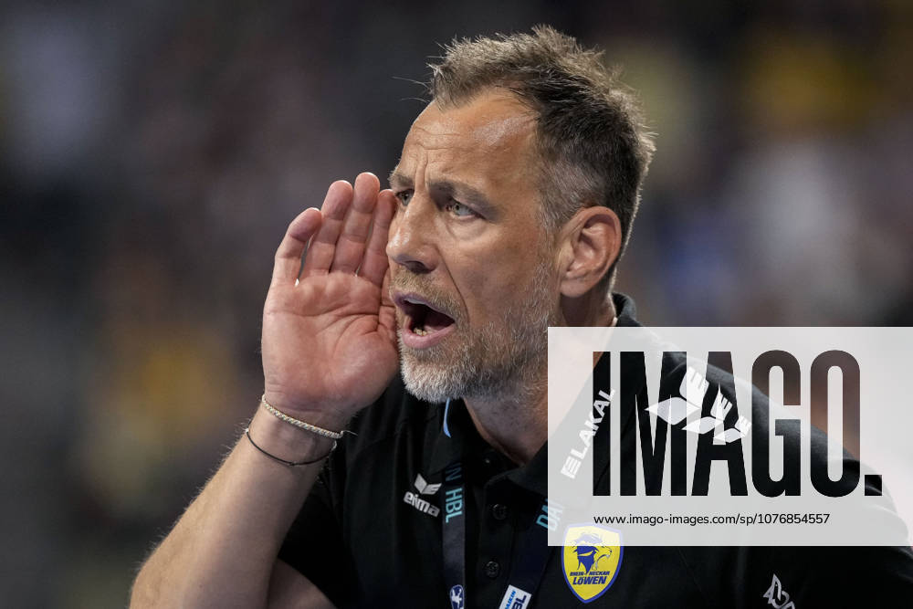 Maik Machulla coach, head coach, RNL , gives instructions, gestures, gesticulates with arms, single image, single photo, action, action, 01 05 2026, Mannheim Germany , Handball, Bundesliga, Rhein Neckar Löwen MT Melsungen