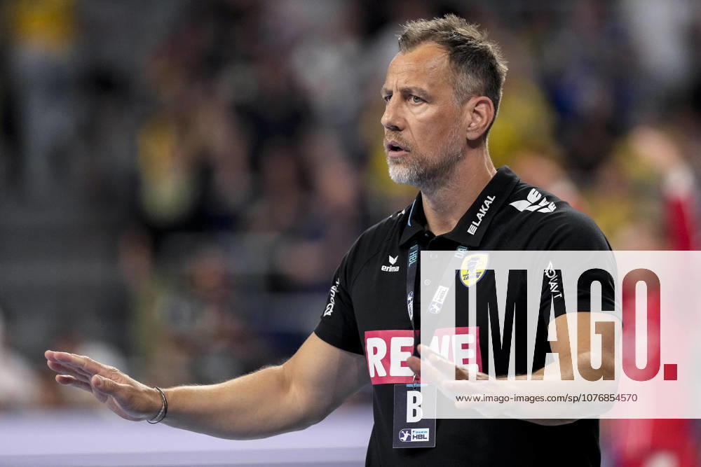 Maik Machulla coach, head coach, RNL , gives instructions, gestures, gesticulates with arms, single image, single photo, action, action, 01 05 2026, Mannheim Germany , Handball, Bundesliga, Rhein Neckar Löwen MT Melsungen