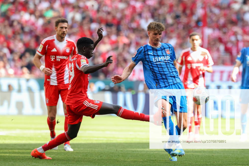 Bara Sapoko Ndiaye FC Bayern Muenchen, 39 with ball with Jan Schoeppner 1 FC Heidenheim 1846, 03 , GER, FC Bayern Muenchen vs 1 FC Heidenheim 1846, Football, Bundesliga, Matchday 32, Season 2025 2026, 02 05 2026, , GER, FC Bayern Muenchen vs 1 FC Heidenheim 1846, Football, Bundesliga, 32 Matchday, Season 2025 2026, 02 05 2026 Muenchen