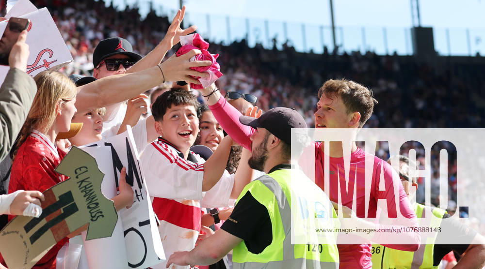 Sinsheim , Bundesliga TSG 1899 Hoffenheim vs VfB Stuttgart , Alexander Nübel VfB, right, gives away his jersey to a fan