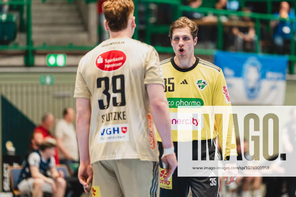 Lukas Stutzke TSV Hannover Burgdorf, 39 talks to Joel Birlehm TSV Hannover Burgdorf, 35 Bergischer HC vs TSV Hannover Burgdorf, Handball, Daikin 1 HBL, Matchday 30, Season 2025 26, 02 04 2026, Bergischer HC vs TSV Hannover Burgdorf, Handball, Daikin 1 HBL, Matchday 30, Season 2025 26, 02 04 2026 Wuppertal