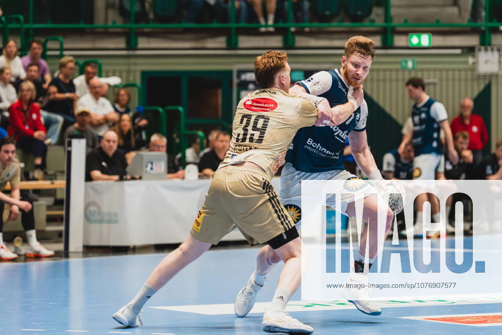 Lukas Stutzke TSV Hannover Burgdorf, 39 haelt Johannes Wasielewski Bergischer HC, 77 am Hals Bergischer HC vs TSV Hannover Burgdorf, Handball, Daikin 1 HBL, Matchday 30, Season 2025 26, 02 04 2026, Bergischer HC vs TSV Hannover Burgdorf, Handball, Daikin 1 HBL, Matchday 30, Season 2025 26, 02 04 2026 Wuppertal