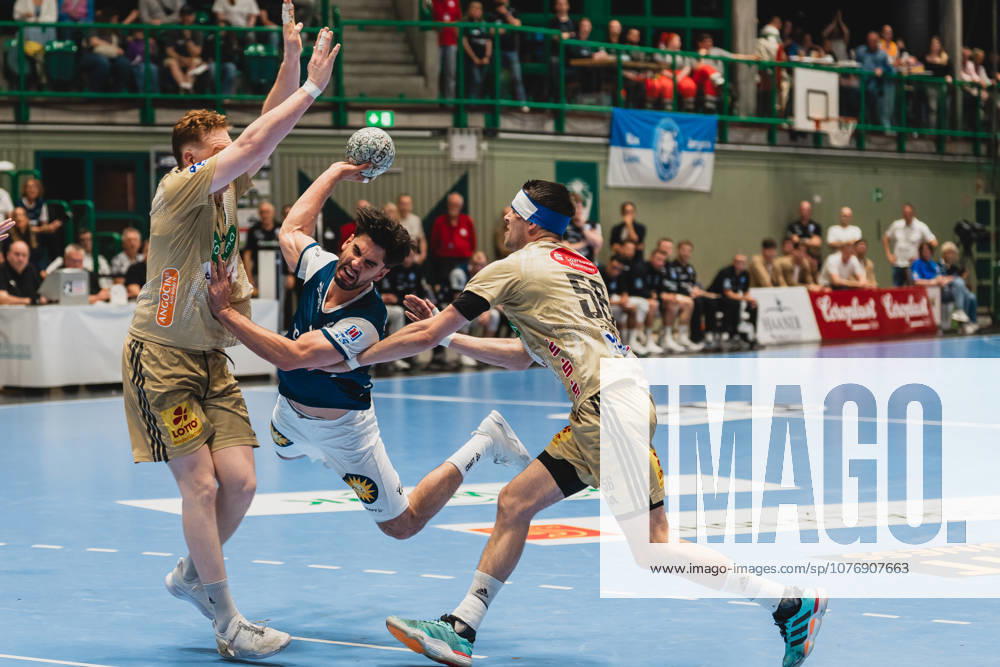 Lukas Stutzke TSV Hannover Burgdorf, 39 pulls his arms to block, Eloy Morante Maldonado Bergischer HC, 33 jump throws and Hannes Feise TSV Hannover Burgdorf, 56 joins Bergischer HC vs TSV Hannover Burgdorf, Handball, Daikin 1 HBL, Matchday 30, Season 2025 26, 02 04 2026, Bergischer HC vs TSV Hannover Burgdorf, Handball, Daikin 1 HBL, Matchday 30, Season 2025 26, 02 04 2026 Wuppertal