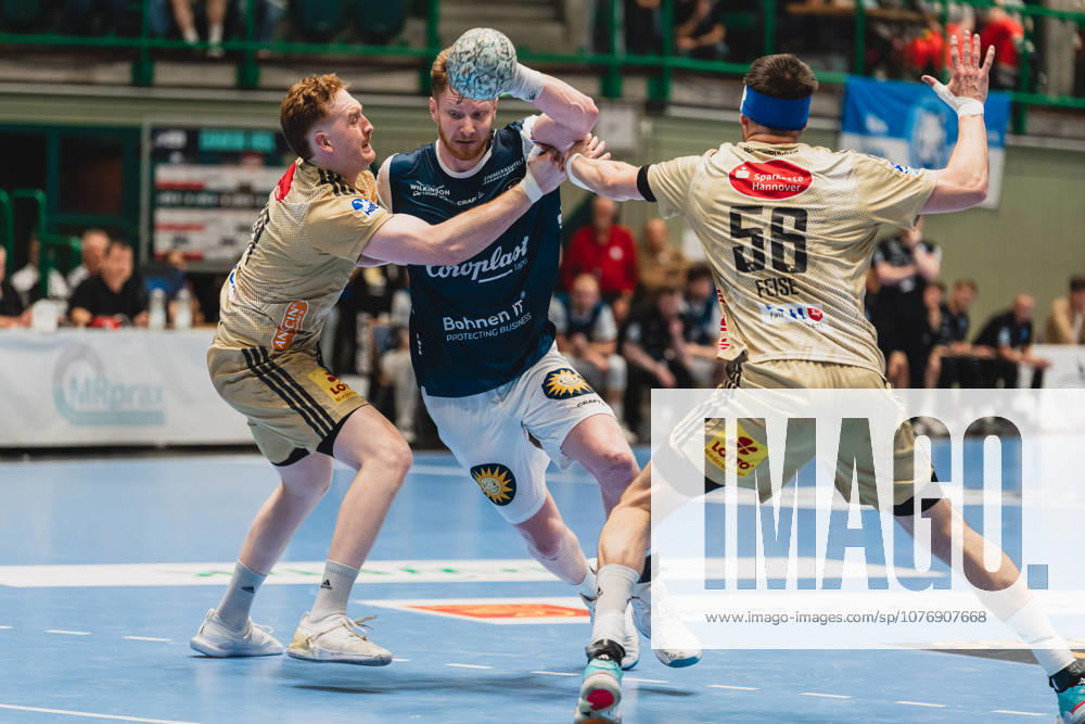 Lukas Stutzke TSV Hannover Burgdorf, 39 in a duel with Johannes Wasielewski Bergischer HC, 77 who has the ball and wants to go for the shot, Hannes Feise TSV Hannover Burgdorf, 56 wants to block Bergischer HC vs TSV Hannover Burgdorf, Handball, Daikin 1 HBL, Matchday 30, Season 2025 26, 02 04 2026, Bergischer HC vs TSV Hannover Burgdorf, Handball, Daikin 1 HBL, Matchday 30, Season 2025 26, 02 04 2026 Wuppertal