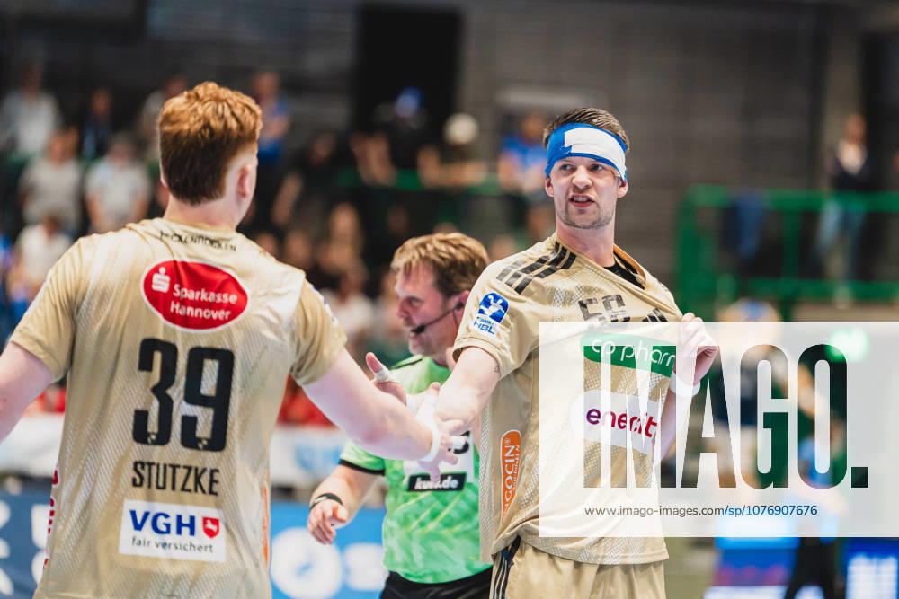 Lukas Stutzke TSV Hannover Burgdorf, 39 claps with Hannes Feise TSV Hannover Burgdorf, 56 from Bergischer HC vs TSV Hannover Burgdorf, Handball, Daikin 1 HBL, Matchday 30, Season 2025 26, 02 04 2026, Bergischer HC vs TSV Hannover Burgdorf, Handball, Daikin 1 HBL, Matchday 30, Season 2025 26, 02 04 2026 Wuppertal