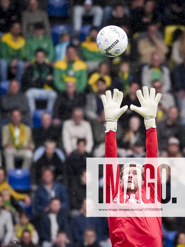 SITTARD - Fortuna Sittard goalkeeper Mattijs Branderhorst jumps for the ball during the Dutch Eredivisie match between Fortuna Sittard and Feyenoord at the Fortuna Sittard stadium on 3 May 2026 in Sittard, the Netherlands. TOBIAS KLEUVER ANP Eredivisie 2025-2026 ANPxSportx IVx 557368683 originalFilename: 557368683