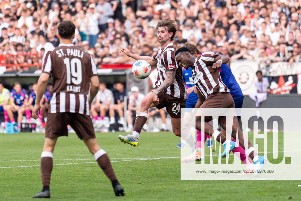 Connor Metcalfe FC St Pauli, 24 on the ball, GER, FC St Pauli vs 1 FSV Mainz 05, Football, Bundesliga, Matchday 32, Season 2025 2026, 03 05 2026 DFL REGULATIONS PROHIBIT ANY USE OF PHOTOGRAPHS AS IMAGE SEQUENCES AND OR QUASI VIDEO GER, FC St Pauli vs 1 FSV Mainz 05, Football, Bundesliga, Matchday 32, Season 2025 2026, 03 05 2026 Hamburg