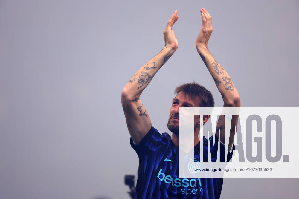 Serie A Fc Internazionale - Parma Calcio Francesco Acerbi of Fc Internazionale celebrates the victory of the Italian Serie A championship at the end of the Serie A match beetween Fc Internazionale and Parma Calcio at Stadio Giuseppe Meazza on May 3 2026 in Milan Italy . Milano Stadio Giuseppe Meazza Italy