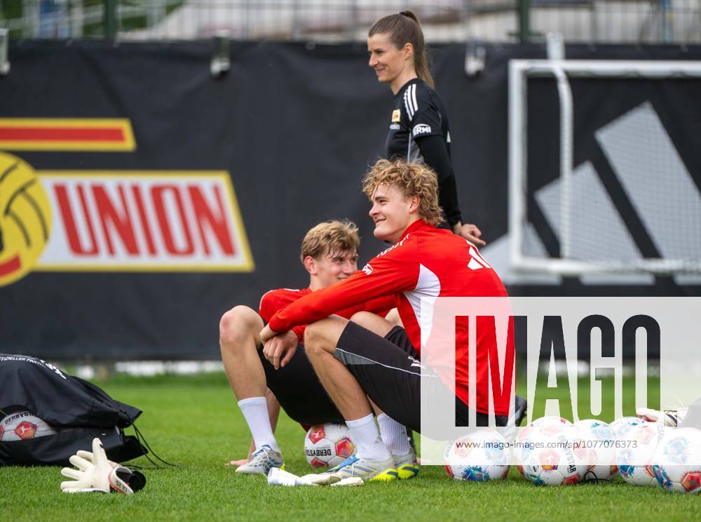 Soccer, Men, Season 2025 2026, 1 Bundesliga, 1 FC Union Berlin, Training on training ground II, f l Aljoscha Kemlein 1 FC Union Berlin , Tom Rothe 1 FC Union Berlin , Coach Marie Louise Eta 1 FC Union Berlin , 05 05 2026,