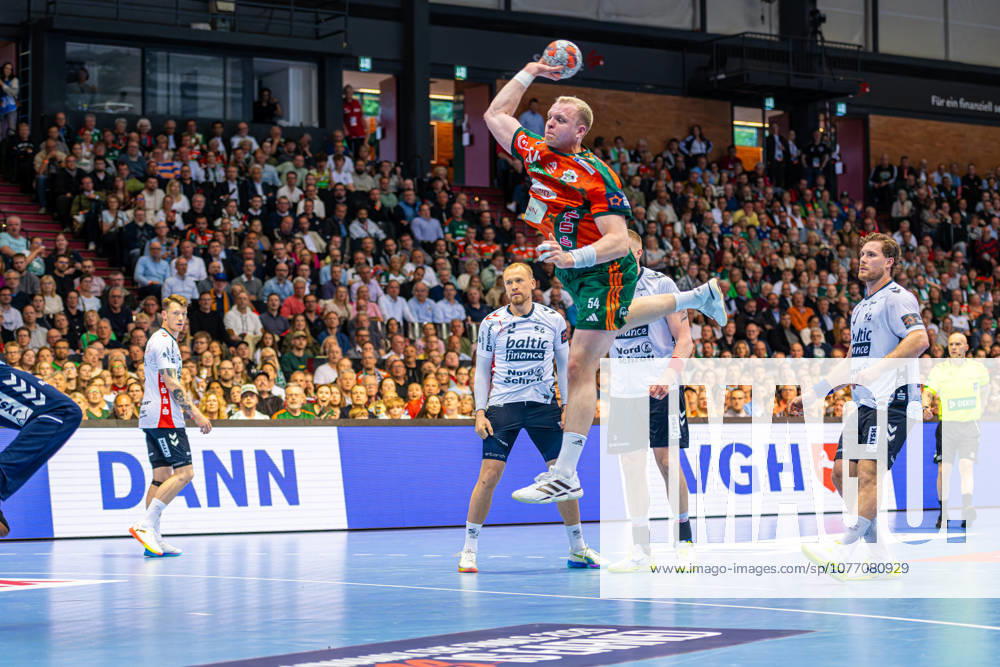 Justus Fischer TSV Hannover Burgdorf, Nr 54 L R , TSV Hannover Burgdorf orange against SG Flensburg Handewitt blue second leg of the quarter finals the EHF European League 2025 2026 05 05 2026, Swiss Life Hall Hannover, GER ,