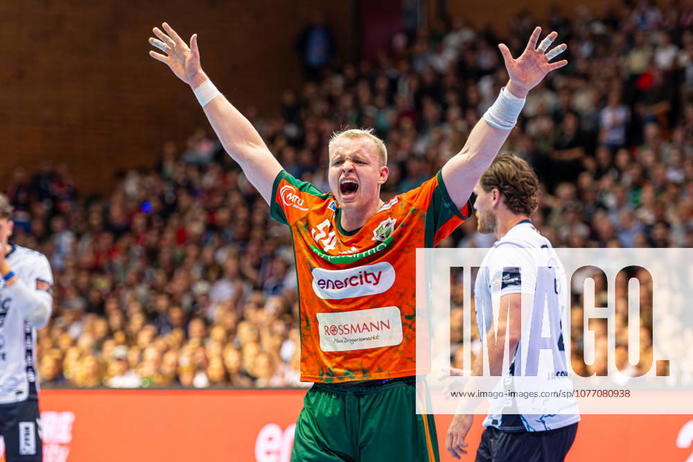 Justus Fischer TSV Hannover Burgdorf, Nr 54 L R , TSV Hannover Burgdorf orange against SG Flensburg Handewitt blue second leg of the quarter finals the EHF European League 2025 2026 05 05 2026, Swiss Life Hall Hannover, GER ,