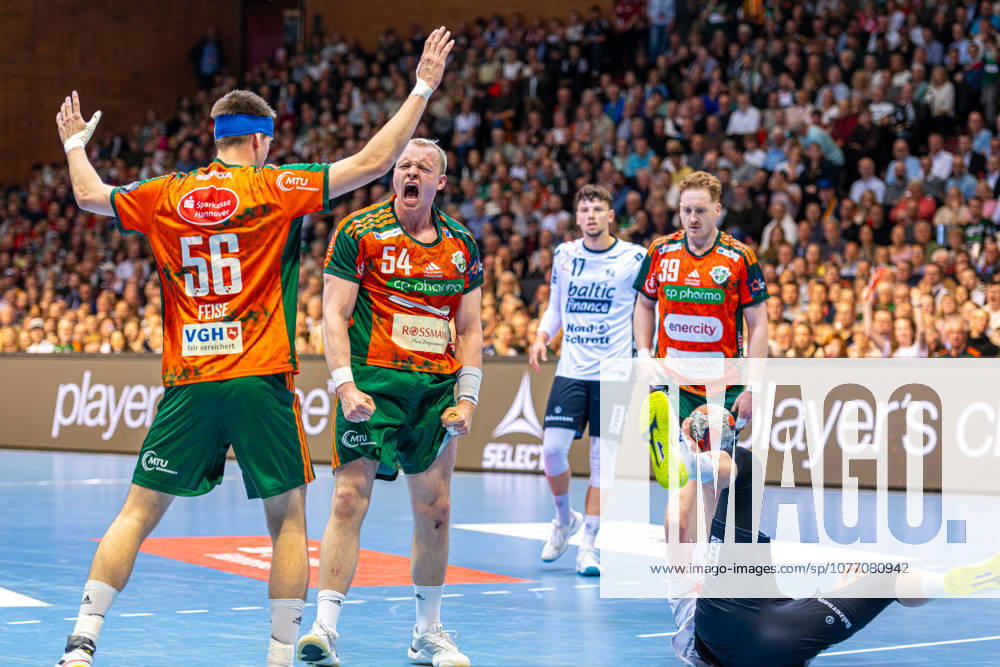 Justus Fischer TSV Hannover Burgdorf, Nr 54 L R , TSV Hannover Burgdorf orange against SG Flensburg Handewitt blue second leg of the quarter finals the EHF European League 2025 2026 05 05 2026, Swiss Life Hall Hannover, GER ,