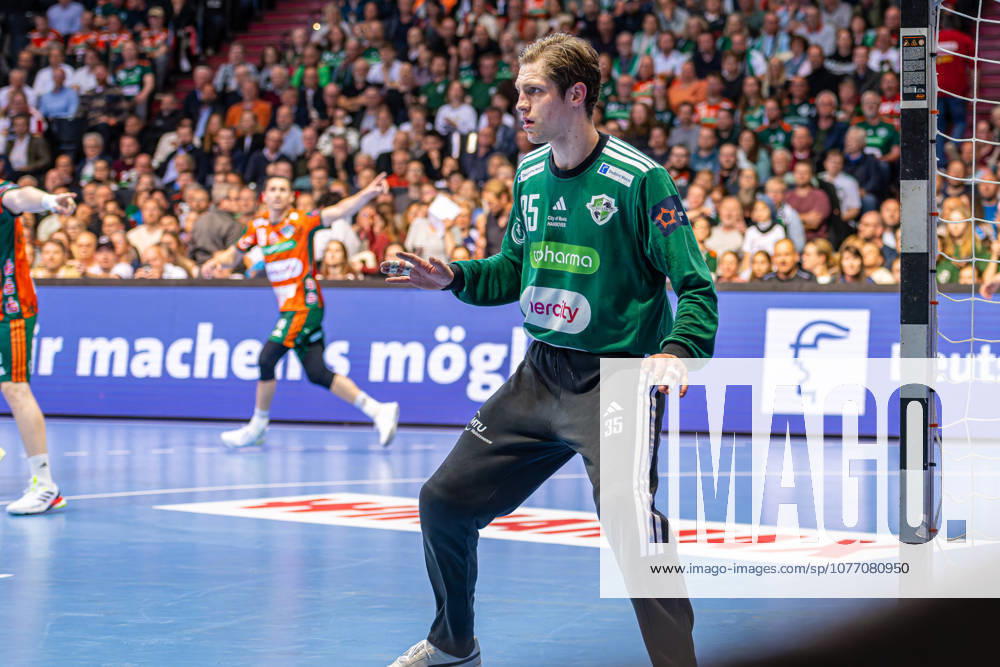 Joel Birlehm TSV Hannover Burgdorf, Nr 35 L R , TSV Hannover Burgdorf orange against SG Flensburg Handewitt blue second leg of the quarter finals the EHF European League 2025 2026 05 05 2026, Swiss Life Hall Hannover, GER ,