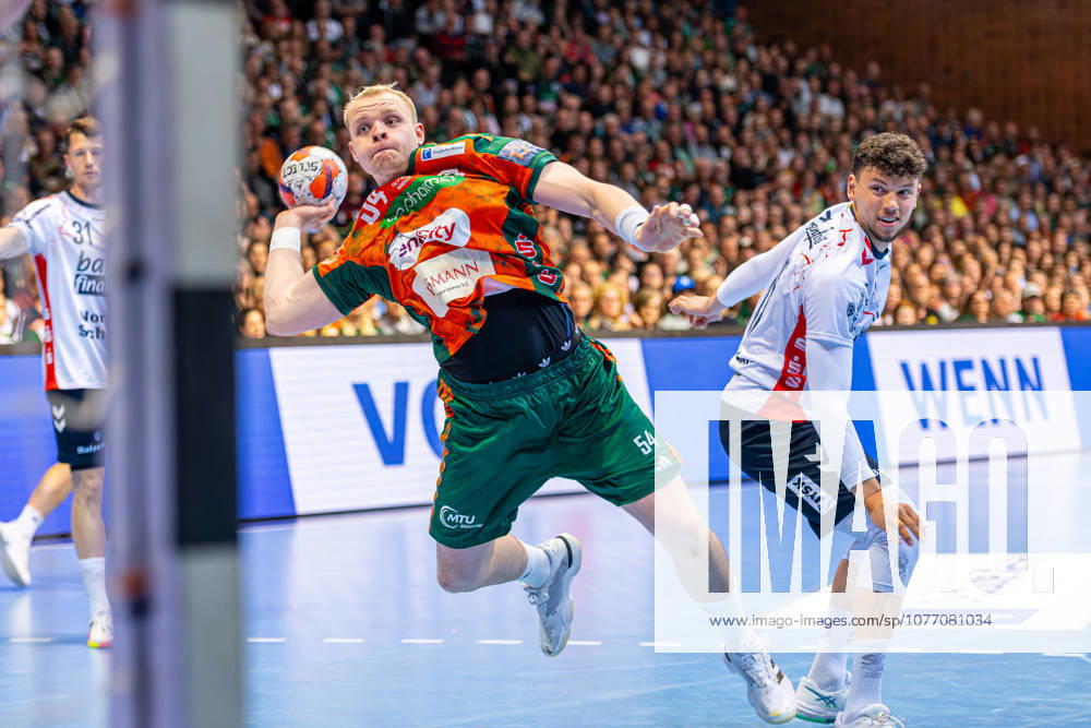 Justus Fischer TSV Hannover Burgdorf, Nr 54 L R , TSV Hannover Burgdorf orange against SG Flensburg Handewitt blue second leg of the quarter finals the EHF European League 2025 2026 05 05 2026, Swiss Life Hall Hannover, GER ,
