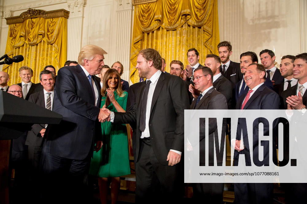 Washington, DC, United States of America - U.S. President Donald Trump congratulates the 2016 Stanley Cup Champion NHL, Eishockey Herren, USA Pittsburgh Penguins in the East Room of the White House October 10, 2017 in Washington, DC.