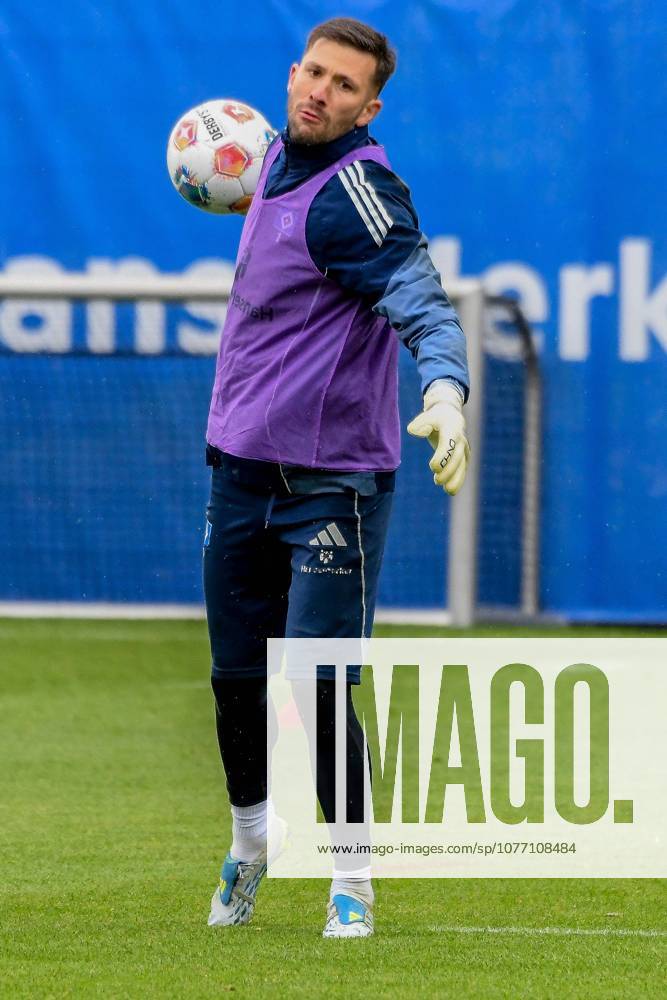 Heuer Fernandes Daniel HSV on the ball Germany , Hamburg , Volksparkstadion , Training ground , Football , 1 Bundesliga , Training of Hamburger SV