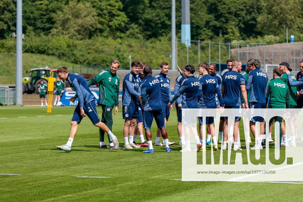 Football, Training of FC Schalke 04 Janik Bachmann FC Schalke 04 runs through the trellis of players, Gelsenkirchen training ground FC Schalke 04 NRW Germany xRHR PHOTO YYx