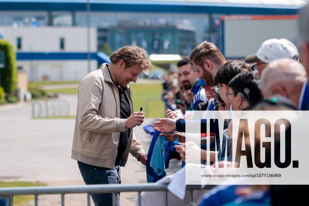 Football, Training of FC Schalke 04 Director Professional Football Youri Mulder FC Schalke 04 signs autographs Gelsenkirchen Training ground FC Schalke 04 NRW Germany xRHR PHOTO YYx