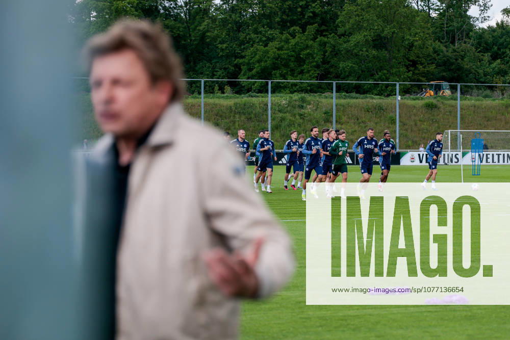 Football, Training of FC Schalke 04 Director Professional Football Youri Mulder FC Schalke 04 gives an interview and in the background the team warms up Gelsenkirchen Training ground FC Schalke 04 NRW Germany xRHR PHOTO YYx