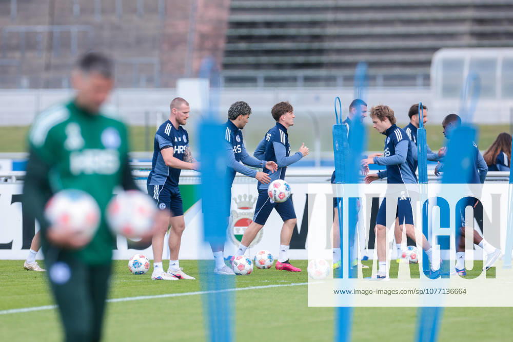 Football, Training of FC Schalke 04 f l Tomas Kalas FC Schalke 04 , Mertcan Ayhan FC Schalke 04 Max Grüger FC Schalke 04 , Edin Dzeko FC Schalke 04 , Finn Porath FC Schalke 04 Gelsenkirchen Training ground FC Schalke 04 NRW Germany xRHR PHOTO YYx