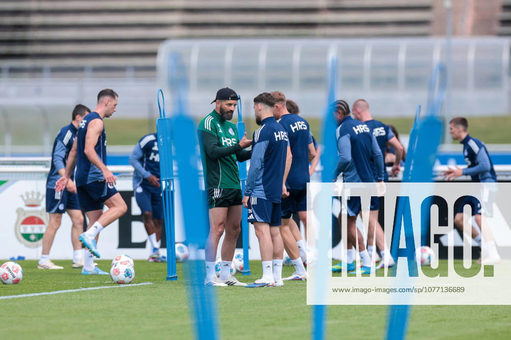 Football, Training of FC Schalke 04 v l Coach Miron Muslic FC Schalke 04 talks to Adil Aouchiche FC Schalke 04 Gelsenkirchen Training ground FC Schalke 04 NRW Germany xRHR PHOTO YYx