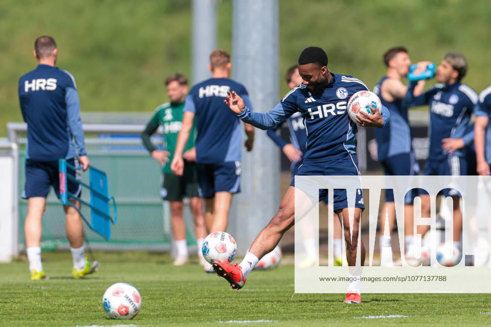 Football, Training of FC Schalke 04 Moussa Sylla FC Schalke 04 Gelsenkirchen Training ground FC Schalke 04 NRW Germany xRHR PHOTO YYx