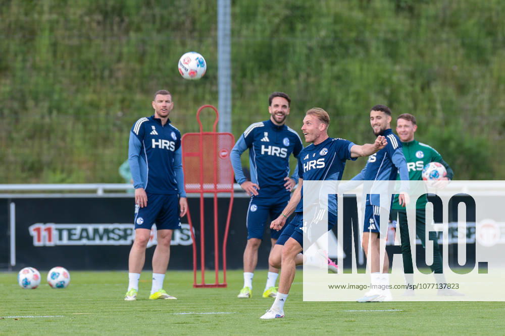 Football, Training of FC Schalke 04 f l Edin Dzeko FC Schalke 04 , Kenan Karaman FC Schalke 04 , Timo Becker FC Schalke 04 , Adil Aouchiche FC Schalke 04 laugh Gelsenkirchen Training ground FC Schalke 04 NRW Germany xRHR PHOTO YYx