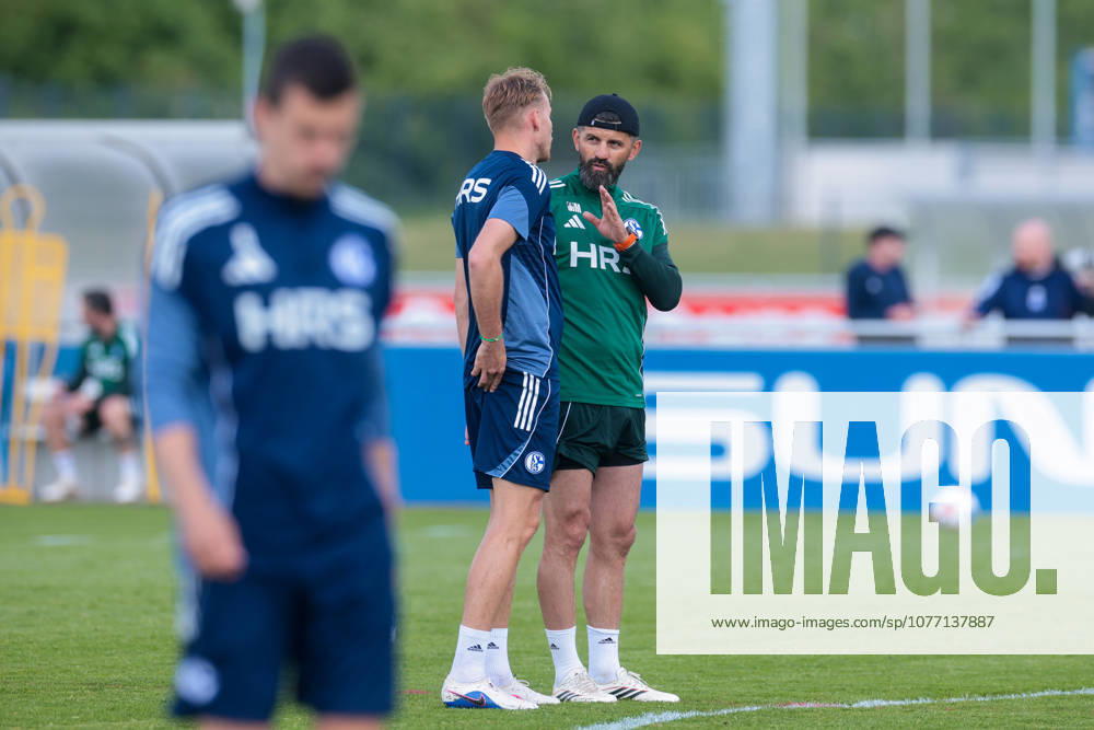 Football, Training of FC Schalke 04 v l Timo Becker FC Schalke 04 talks to coach Miron Muslic FC Schalke 04 Gelsenkirchen Training ground FC Schalke 04 NRW Germany xRHR PHOTO YYx