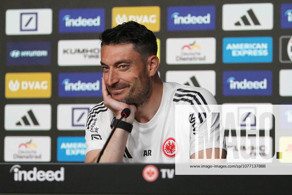 Soccer 1 Bundesliga, Eintracht Frankfurt Press Conference v l Coach Albert Riera Eintracht Frankfurt Frankfurt am Main