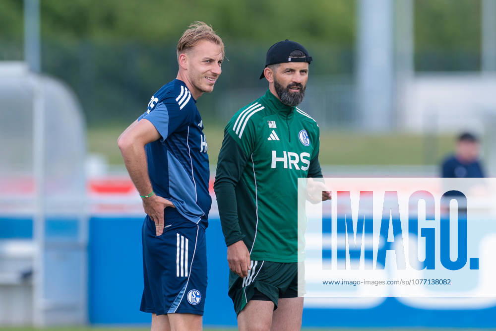 Football, Training of FC Schalke 04 v l Timo Becker FC Schalke 04 talks to coach Miron Muslic FC Schalke 04 Gelsenkirchen Training ground FC Schalke 04 NRW Germany xRHR PHOTO YYx