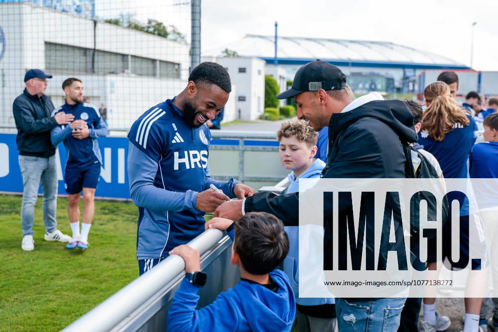 Football, Training of FC Schalke 04 Moussa Sylla FC Schalke 04 signs autographs Gelsenkirchen Training ground FC Schalke 04 NRW Germany xRHR PHOTO YYx