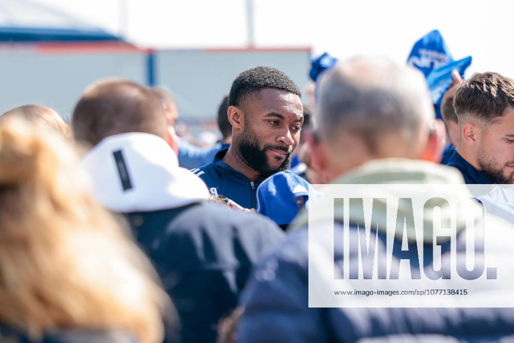 Football, Training of FC Schalke 04 Moussa Sylla FC Schalke 04 signs autographs Gelsenkirchen Training ground FC Schalke 04 NRW Germany xRHR PHOTO YYx