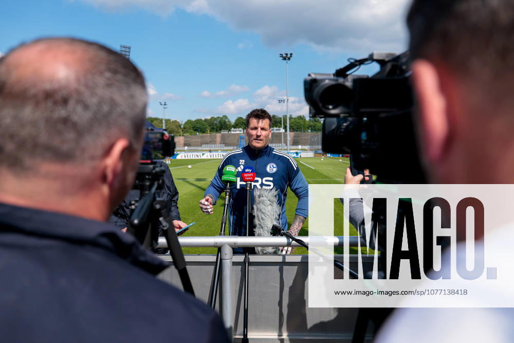 Football, Training of FC Schalke 04 Media round with goalkeeper Kevin Müller FC Schalke 04 Gelsenkirchen Training ground FC Schalke 04 NRW Germany xRHR PHOTO YYx