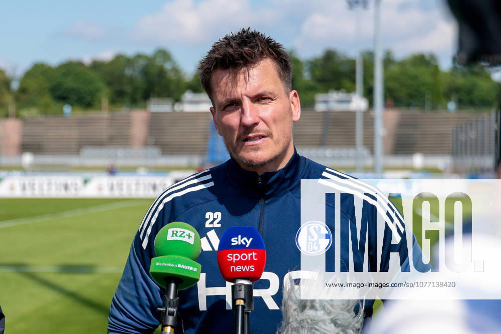 Football, Training of FC Schalke 04 Media round with goalkeeper Kevin Müller FC Schalke 04 Gelsenkirchen Training ground FC Schalke 04 NRW Germany xRHR PHOTO YYx