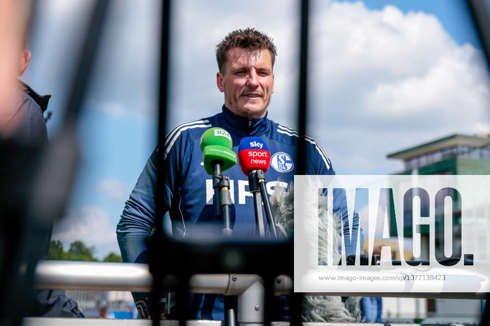 Football, Training of FC Schalke 04 Media round with goalkeeper Kevin Müller FC Schalke 04 Gelsenkirchen Training ground FC Schalke 04 NRW Germany xRHR PHOTO YYx